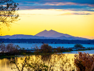 霞ヶ浦から見る夕焼けの筑波山（茨城県）
