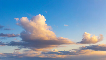 Obraz premium Blue sky background with clouds at sunset