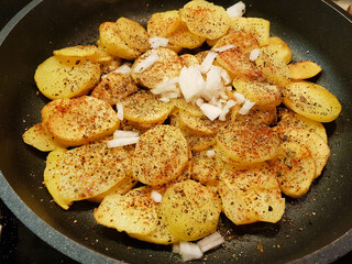 Bauernfrühstück Bratkartoffeln mit Speck und Ei