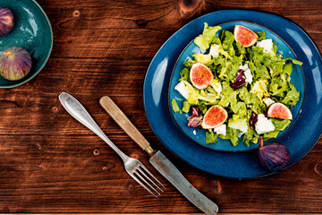 Salad with juicy figs, herbs and cheese.
