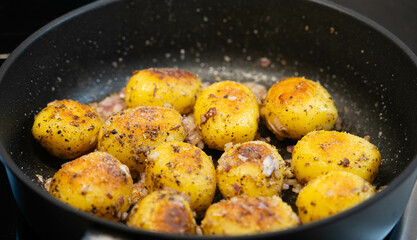 Bauernfrühstück Bratkartoffeln mit Zwiebeln Speck und Spiegelei 