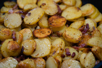 Bauernfrühstück Bratkartoffeln mit Zwiebeln Speck und Spiegelei 