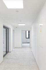 Fototapeta na wymiar Biały korytarz w nowoczesnym biurze budynku