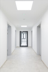 Biały korytarz w nowoczesnym biurze budynku - obrazy, fototapety, plakaty