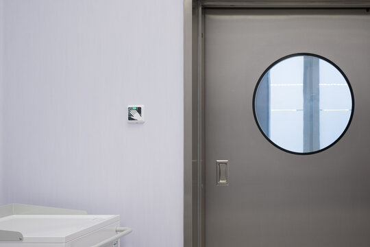 Zupełnie nowy sala operacyjna sala zabiegowa w szpitalu/klinice, zbliżenie na wyposażone