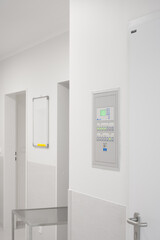 Całkowicie nowe wnętrze korytarza w szpitalu/klinice, wyposażone w nowe meble. Zbliżenie sprzętu.