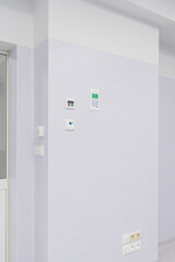 Całkowicie nowe wnętrze sali chorych w szpitalu/klinice, wyposażone w nowe meble. Zbliżenie sprzętu.