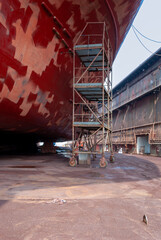Stocznia, suchy dok z kadłubem statku i rusztowaniem © Robert
