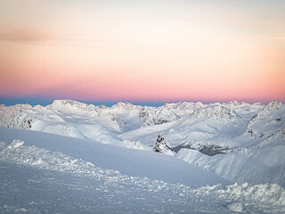 Sonnenaufgang in den Schweizer Alpen in der Winterzeit