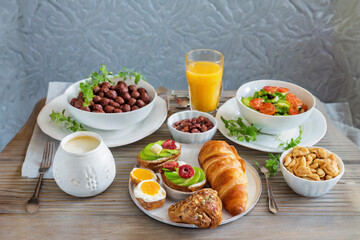 Fototapeta na wymiar Frühstückstisch mit leckeren und gesunden Sachen.