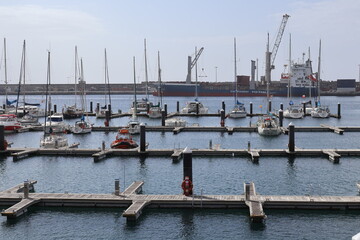 Port insulaire avec bateaux a quai marina