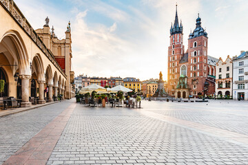 Cracow, Poland old town and St. Mary's Basilica seen from Cloth hall at sunrise - obrazy, fototapety, plakaty