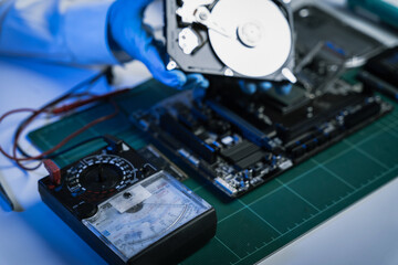Obraz premium Hands repairing electronic devices. Electronic technician.