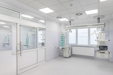 Zupełnie nowa sala pooperacyjna dla chorych w szpitalu, z wyposażeniem. Sala intensywnej terapii pacjentów po zabiegach.