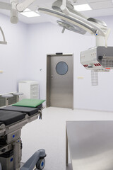 Zupełnie nowa sala zabiegowa, sala operacyjna. Pełne wyposażenie medyczne w szpitalu/klinice. - obrazy, fototapety, plakaty