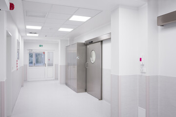 Zupełnie nowy wnętrze korytarza w szpitalu/klinice, wyposażony w nowe meble - obrazy, fototapety, plakaty