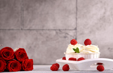 Obraz na płótnie Canvas vanilla cupcakes with fresh berries for dessert
