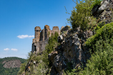Château-Rocher, encore appelé château fort de Blot-le-Rocher, fort médiéval en ruines situé...