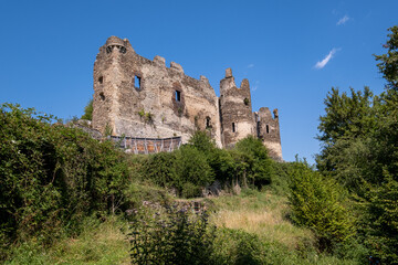 Fototapeta na wymiar Château-Rocher, encore appelé château fort de Blot-le-Rocher, fort médiéval en ruines situé à Saint-Rémy-de-Blot (Auvergne).