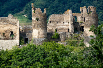 Fototapeta premium Château-Rocher, encore appelé château fort de Blot-le-Rocher, fort médiéval en ruines situé à Saint-Rémy-de-Blot (Auvergne).