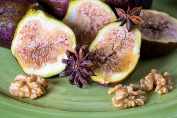 Fresh figs close up un a colorful plate.