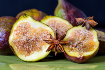 Fresh figs close up un a colorful plate.