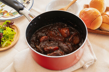 鍋で煮込んだ牛すねシチュー