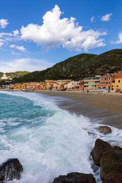 Mare agitato nel Borgo di Varigotti in Liguria