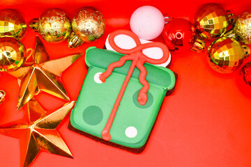 Imagen horizontal de un fondo de regalo en color rojo con decoraciones navideña 