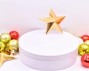 Imagen de una estrella navideña aislada en un fondo blanco con decoraciones ideal para festejos o fondos 