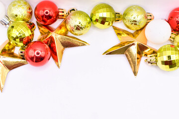 Imagen de fondo navideña color blanco con esferas y estrellas doradas