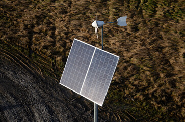 Fotowoltaiczny panel z turbiną wiatrową generujący darmową energię - obrazy, fototapety, plakaty