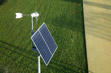 Fotowoltaiczny panel z turbiną wiatrową generujący darmową energię. - obrazy, fototapety, plakaty