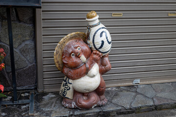 店の前に置かれた可愛い狸の陶器の置物