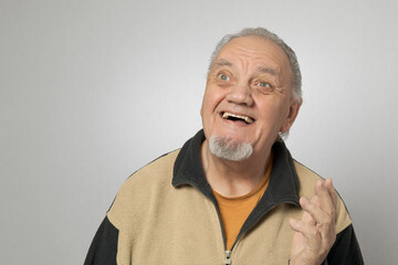 portrait vieil homme grand sourire sur fond gris - 701802514