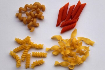 Verschiedene Nudelsorten: Bandnudeln, Fusilli, Hörnchennudeln (aus Dinkel) und Penne (aus roten...