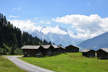 Fototapeta na wymiar Alpenhütten in den Schweizer Bergen