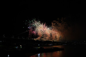 Fogos de Artificio na Ponte Hercílio Luz em Florianópolis