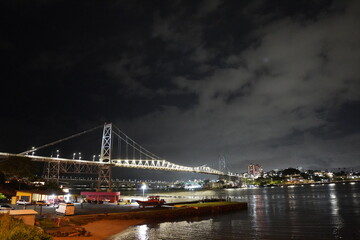 Fototapeta na wymiar Ponte Hercílio Luz de Noite