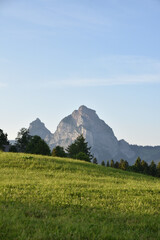 Aussicht auf dem Stoos auf Sitzbank und grossen sowie kleinen Mythen