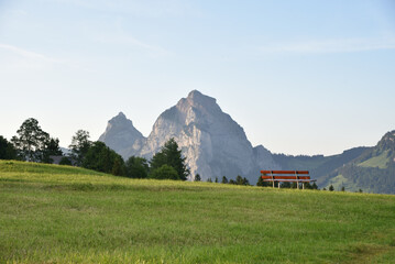 Aussicht auf dem Stoos auf Sitzbank und grossen sowie kleinen Mythen