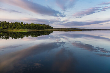 Fototapeta na wymiar Morgens am Schaalsee in Seedorf mit Wolken und Spiegelung