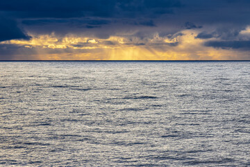 Sonnenuntergang mit Wolken auf der Nordsee