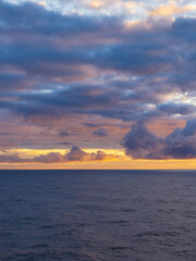 Sonnenuntergang mit Wolken auf der Nordsee