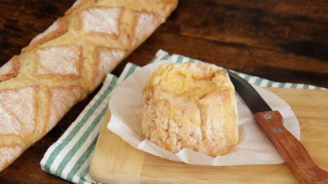 fromage langres et pain, gros plan