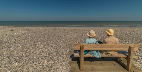 Couple contemplant l'océan depuis la plage de Cayeux-sur-Mer, Somme, France
