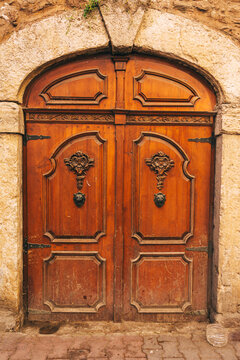 an old wooden door in Istanbul. the main entrance to the museum in Turkey. massive wooden door