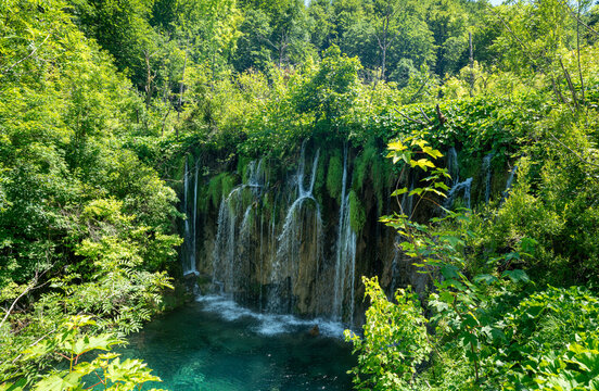 Gro&szlig;er Wasserfall umgeben von B&uuml;schen und B&auml;umen im Nationalpark Plitvicer Seen, Kroatien