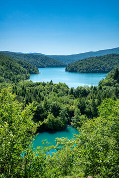 Zwei Seen Landschaft, Nationalpark Plitvicer Seen, Kroatien.B&auml;ume und H&uuml;gel umgeben die Seen im Sommer
