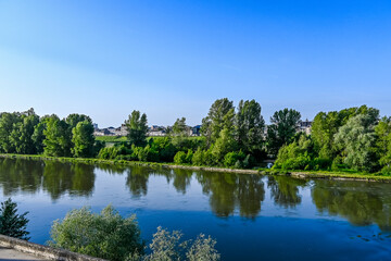 Fototapeta premium Orléans, Ufer, La Loire, Fluss, Loire, Brücke, Pont George V, Steinbrücke, Ufeweg, Quai du Châtelet, Loiretal, Loire, Altstadt, historische Häuser, Frühling, Sommer, Frankreich